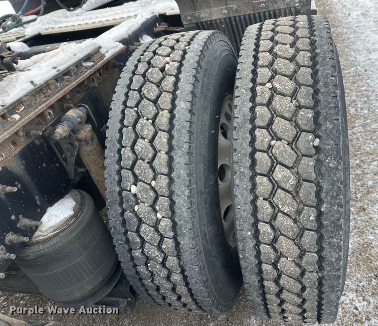 image for item FK1524 2016 Volvo VNL semi truck