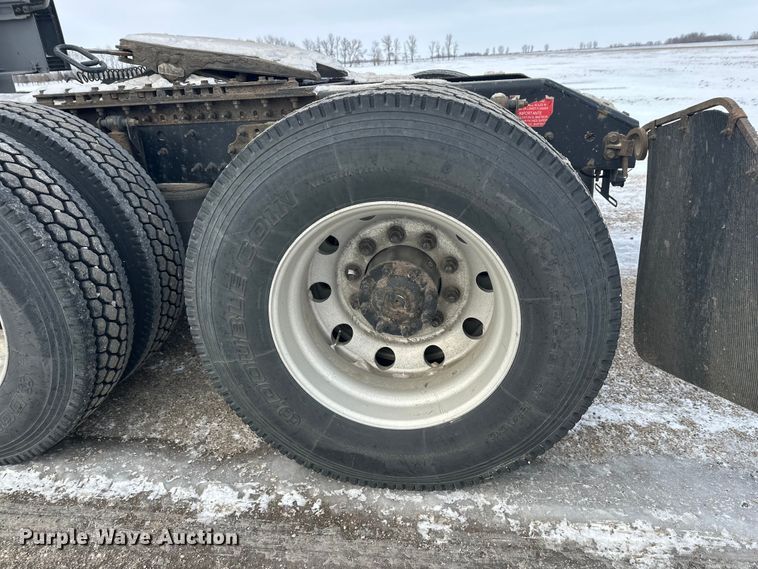 image for item FK1524 2016 Volvo VNL semi truck