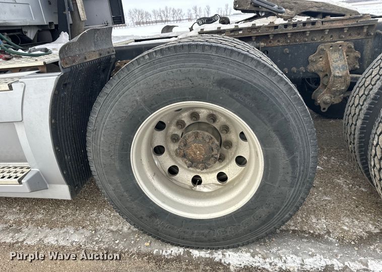 image for item FK1524 2016 Volvo VNL semi truck