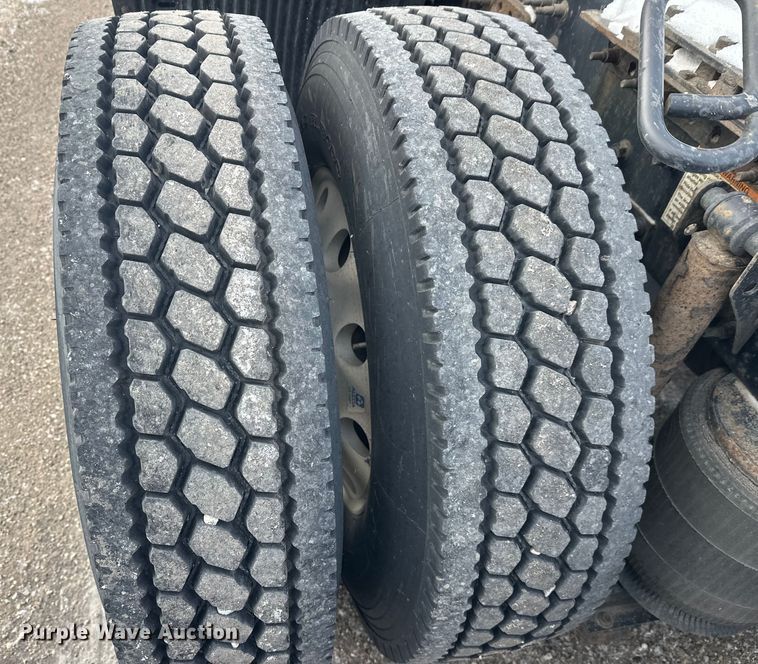 image for item FK1524 2016 Volvo VNL semi truck