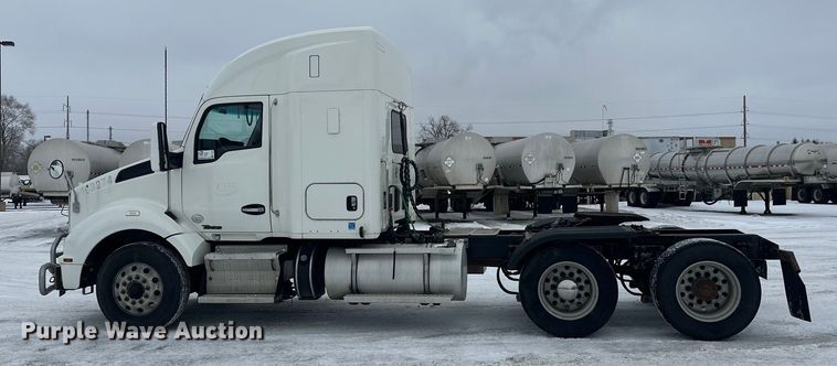 image for item FK1555 2016 Kenworth T880 semi truck