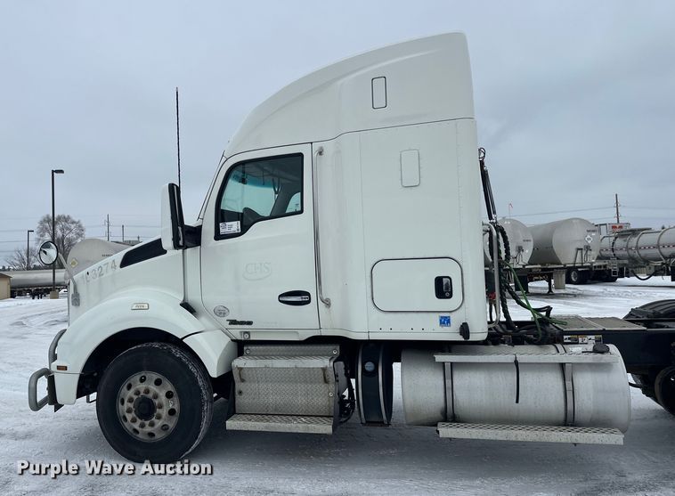 image for item FK1555 2016 Kenworth T880 semi truck
