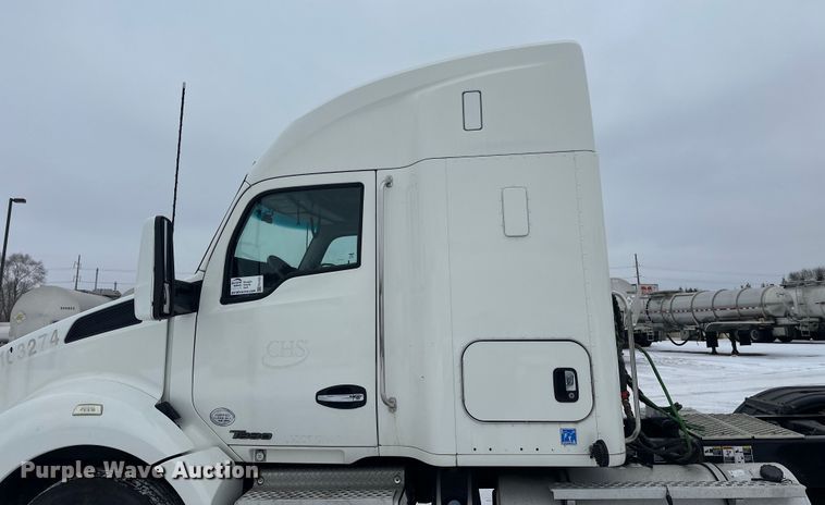 image for item FK1555 2016 Kenworth T880 semi truck
