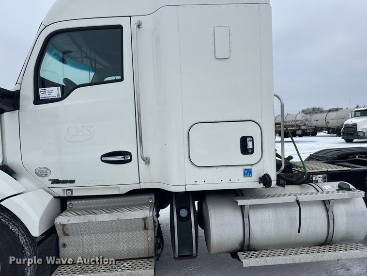 image for item FK1555 2016 Kenworth T880 semi truck