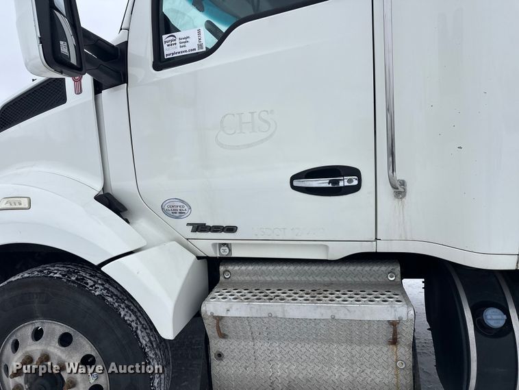 image for item FK1555 2016 Kenworth T880 semi truck