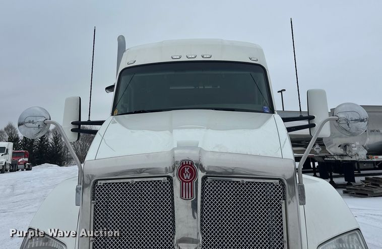 image for item FK1555 2016 Kenworth T880 semi truck