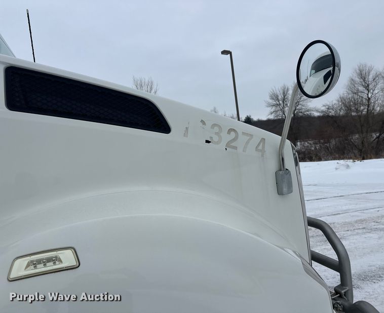 image for item FK1555 2016 Kenworth T880 semi truck
