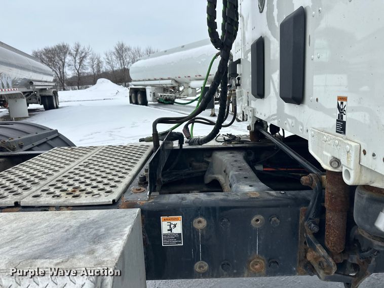 image for item FK1555 2016 Kenworth T880 semi truck