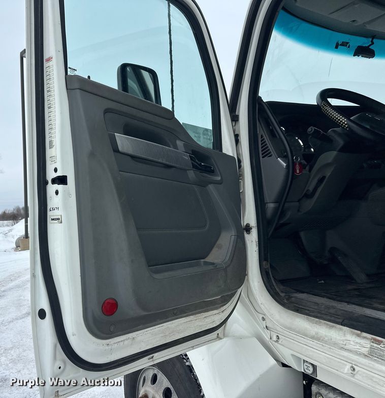 image for item FK1555 2016 Kenworth T880 semi truck