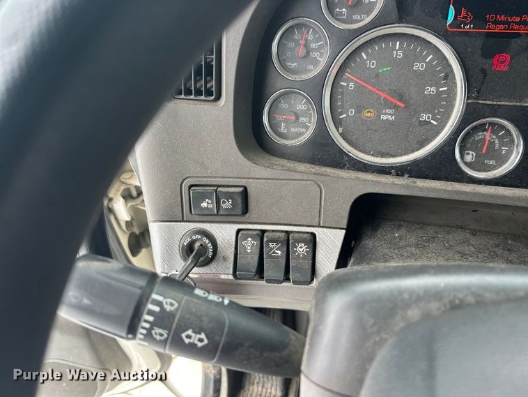 image for item FK1555 2016 Kenworth T880 semi truck