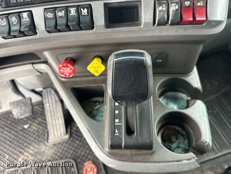 image for item FK1555 2016 Kenworth T880 semi truck