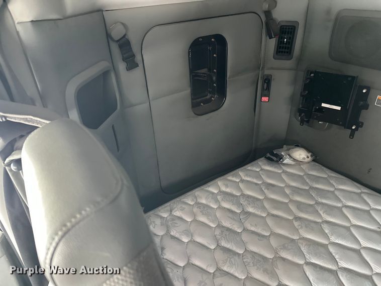 image for item FK1555 2016 Kenworth T880 semi truck