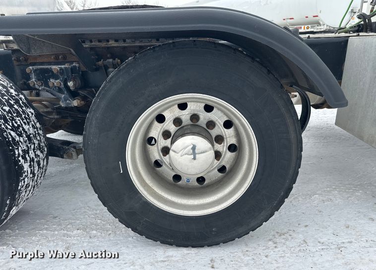 image for item FK1555 2016 Kenworth T880 semi truck