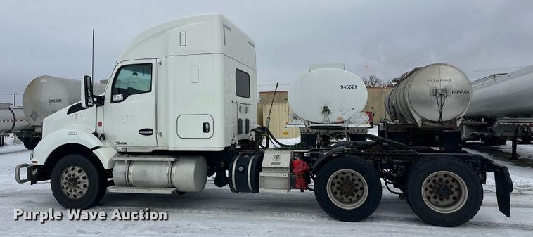 image for item FK1560 2016 Kenworth T880 semi truck