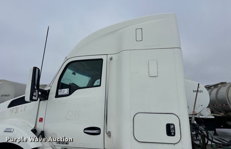image for item FK1560 2016 Kenworth T880 semi truck