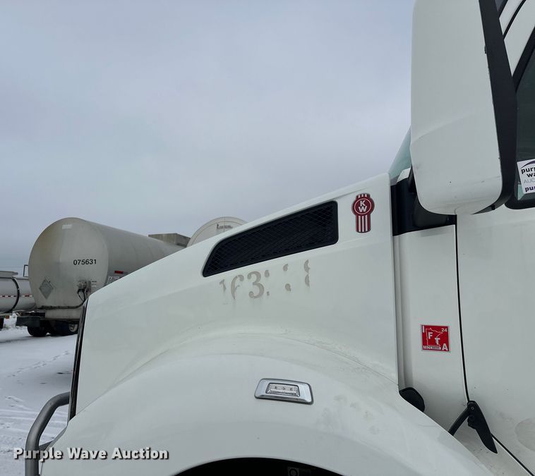 image for item FK1560 2016 Kenworth T880 semi truck