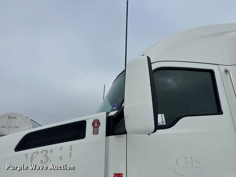 image for item FK1560 2016 Kenworth T880 semi truck