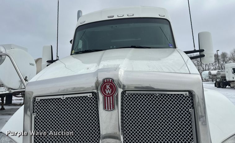 image for item FK1560 2016 Kenworth T880 semi truck