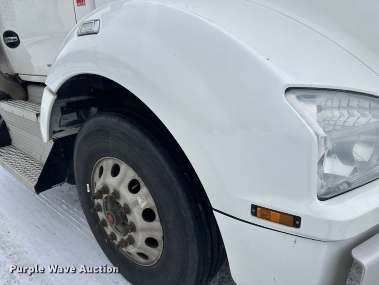 image for item FK1560 2016 Kenworth T880 semi truck