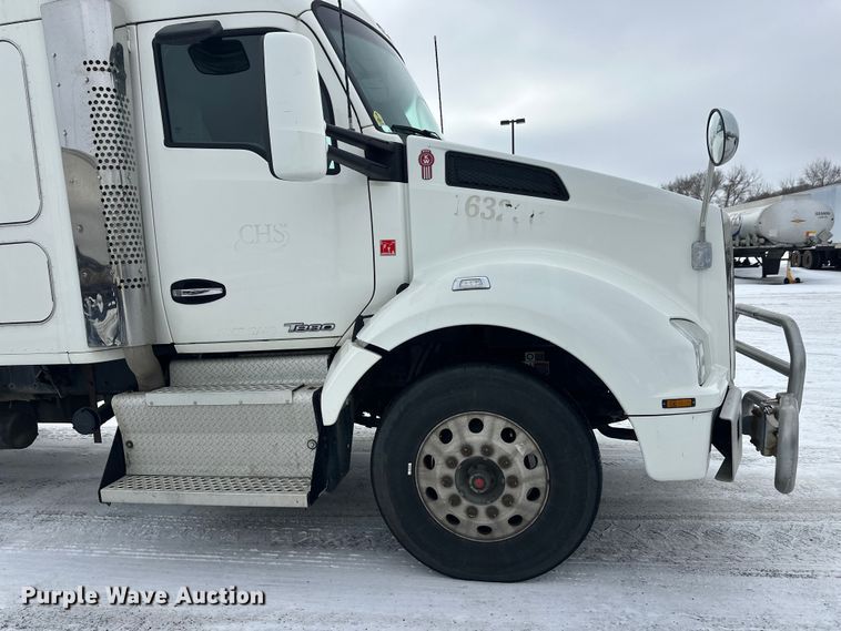 image for item FK1560 2016 Kenworth T880 semi truck
