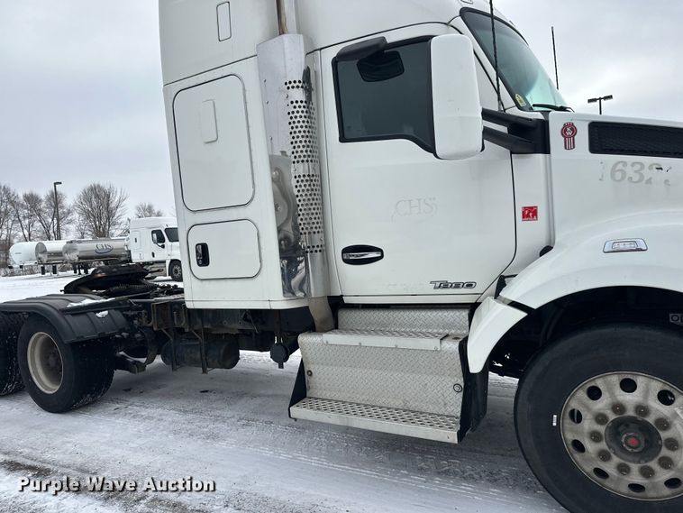 image for item FK1560 2016 Kenworth T880 semi truck