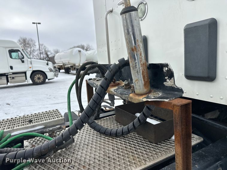 image for item FK1560 2016 Kenworth T880 semi truck