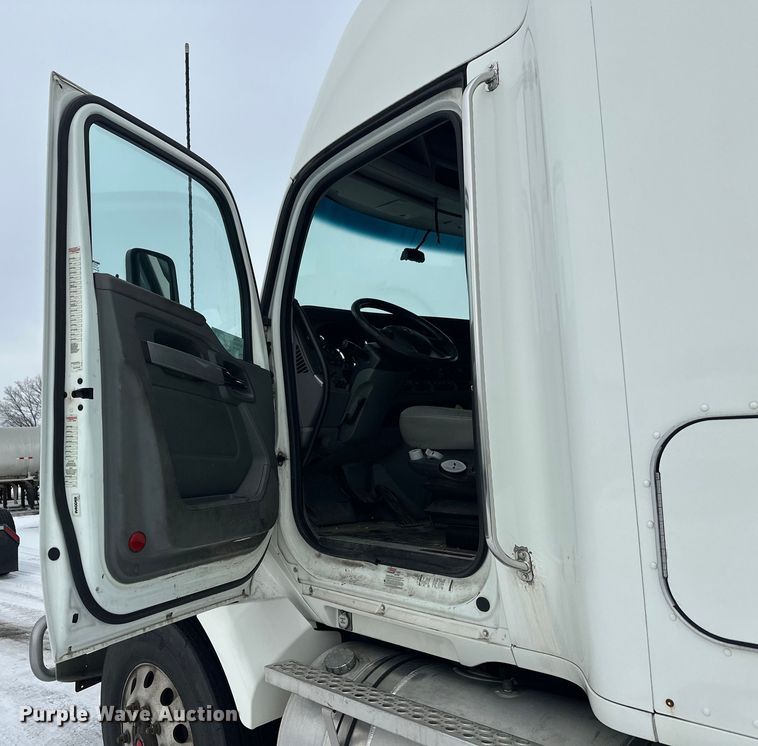 image for item FK1560 2016 Kenworth T880 semi truck