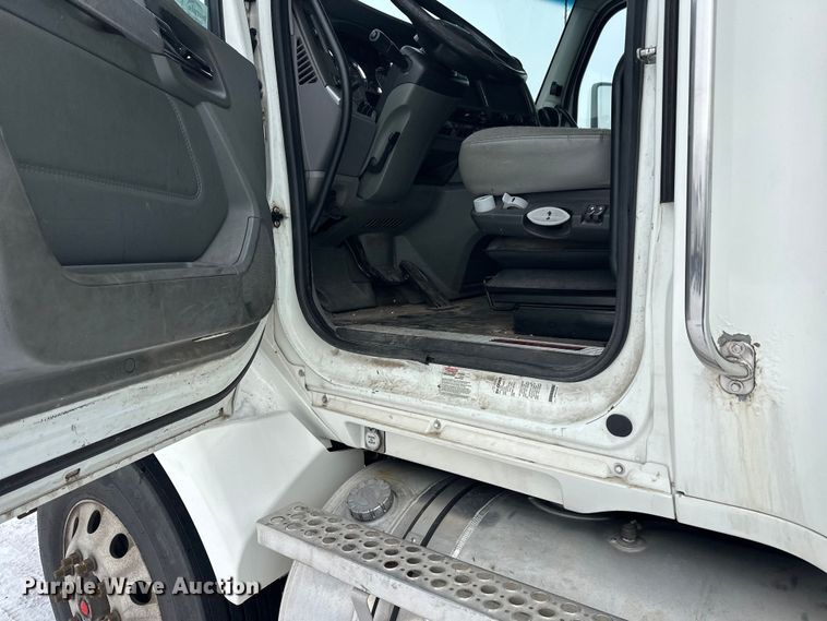 image for item FK1560 2016 Kenworth T880 semi truck