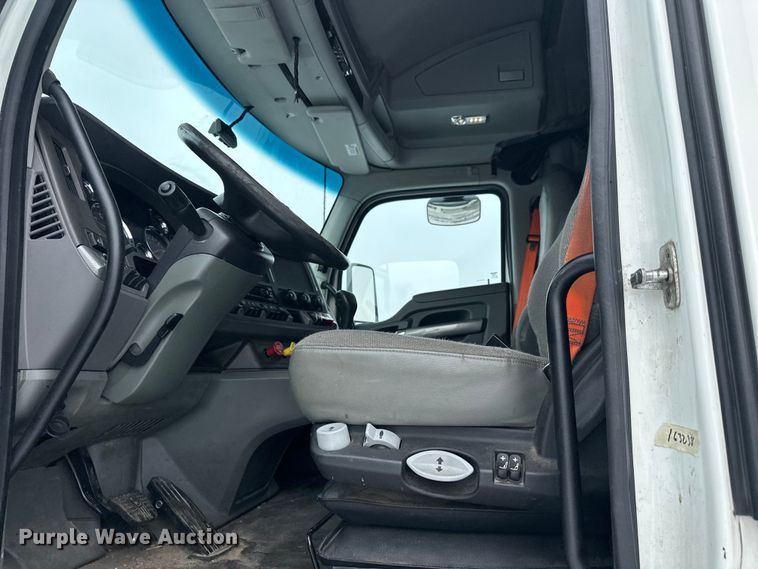 image for item FK1560 2016 Kenworth T880 semi truck