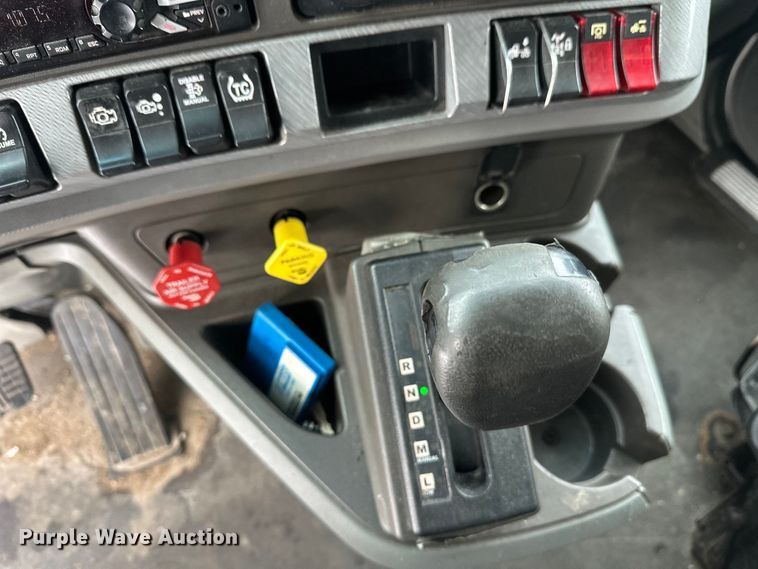 image for item FK1560 2016 Kenworth T880 semi truck