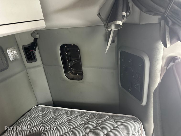 image for item FK1560 2016 Kenworth T880 semi truck