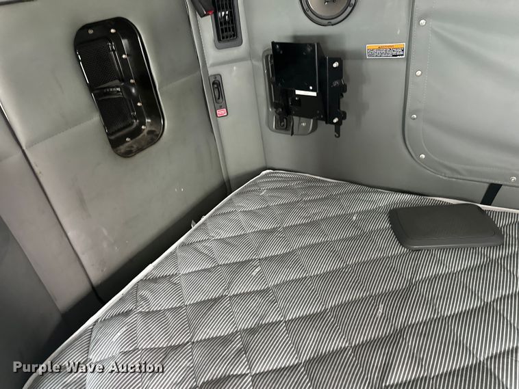 image for item FK1560 2016 Kenworth T880 semi truck