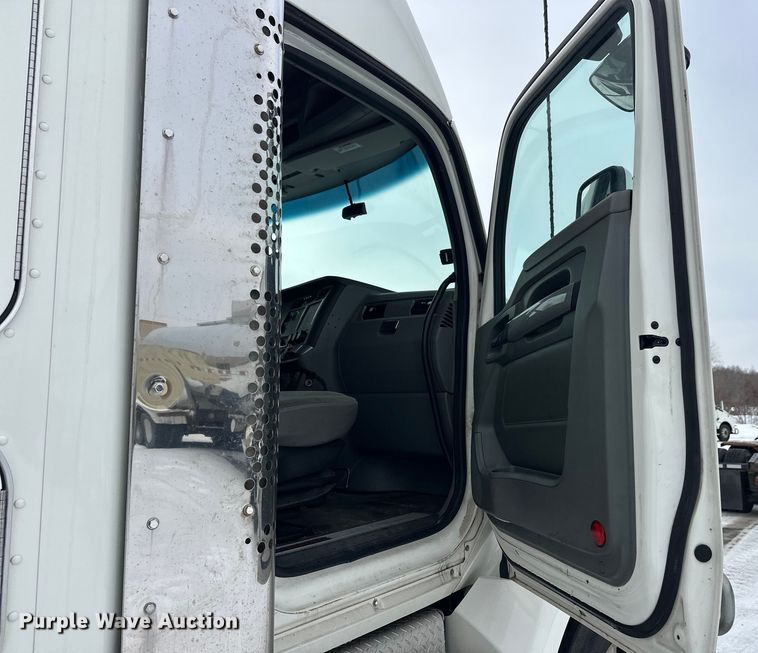 image for item FK1560 2016 Kenworth T880 semi truck