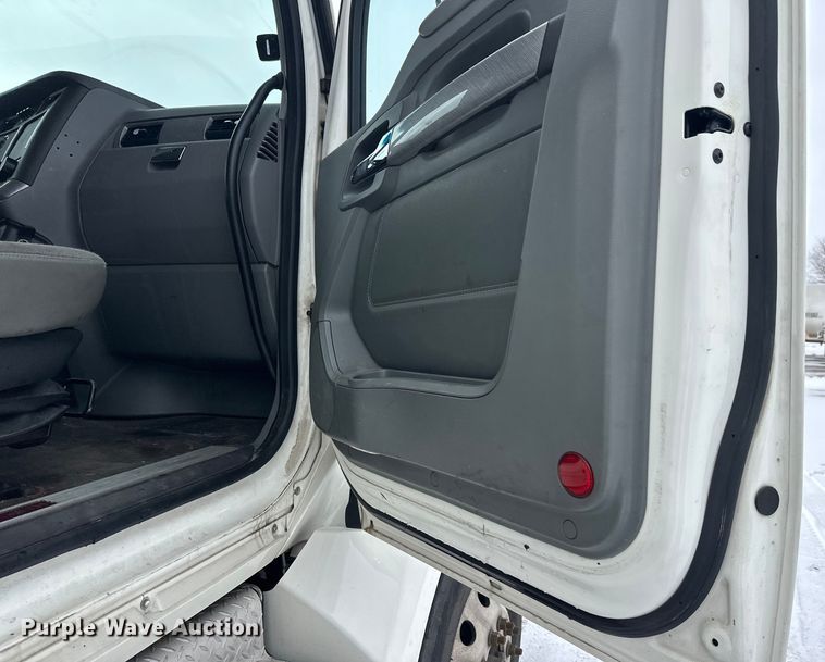 image for item FK1560 2016 Kenworth T880 semi truck