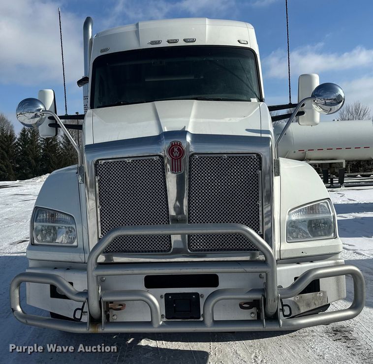 image for item FK1563 2016 Kenworth T880 semi truck