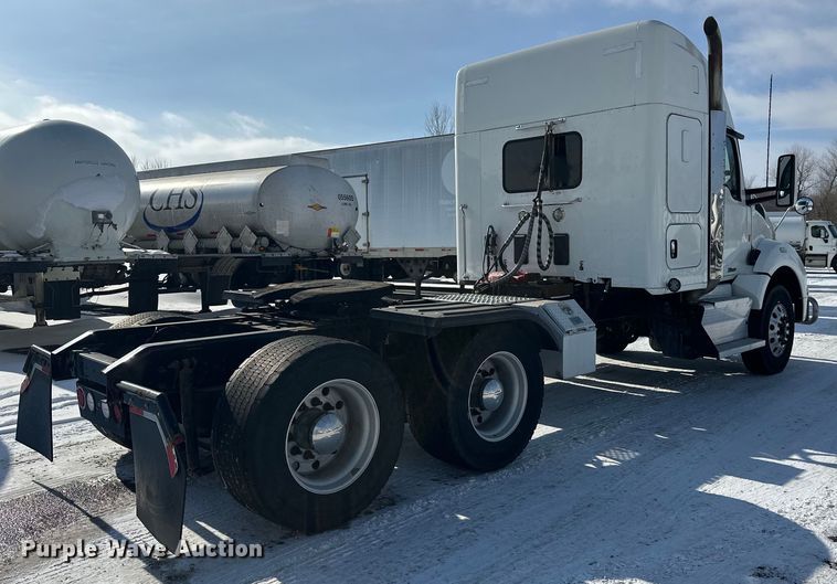 image for item FK1563 2016 Kenworth T880 semi truck