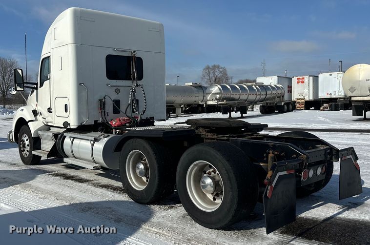 image for item FK1563 2016 Kenworth T880 semi truck