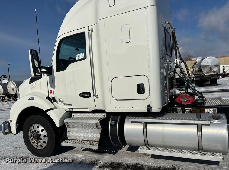 image for item FK1563 2016 Kenworth T880 semi truck