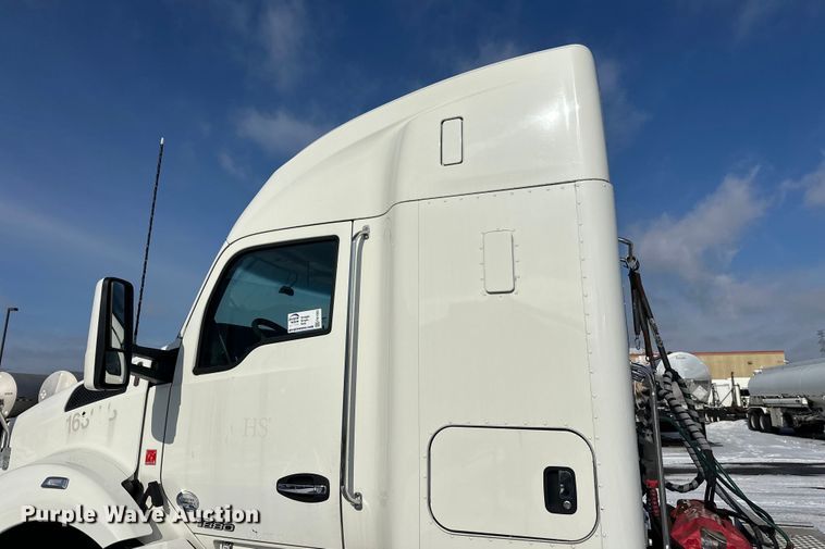 image for item FK1563 2016 Kenworth T880 semi truck