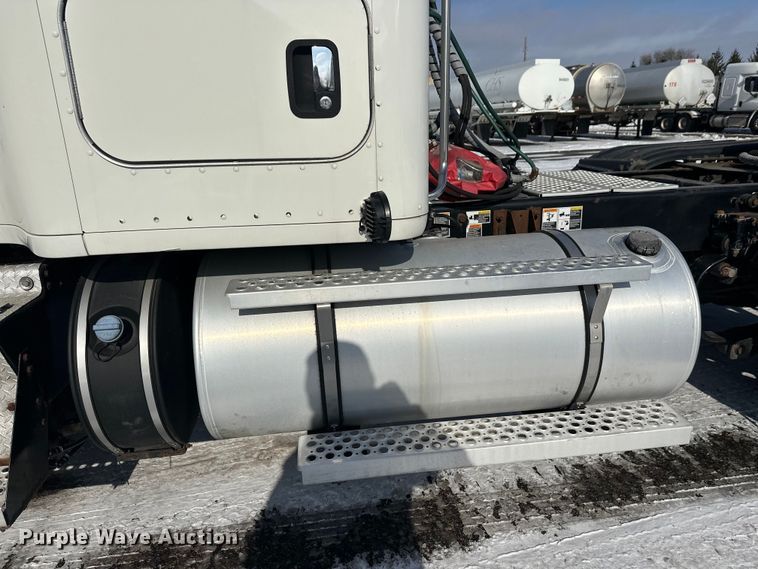 image for item FK1563 2016 Kenworth T880 semi truck