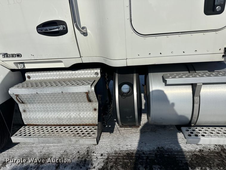 image for item FK1563 2016 Kenworth T880 semi truck