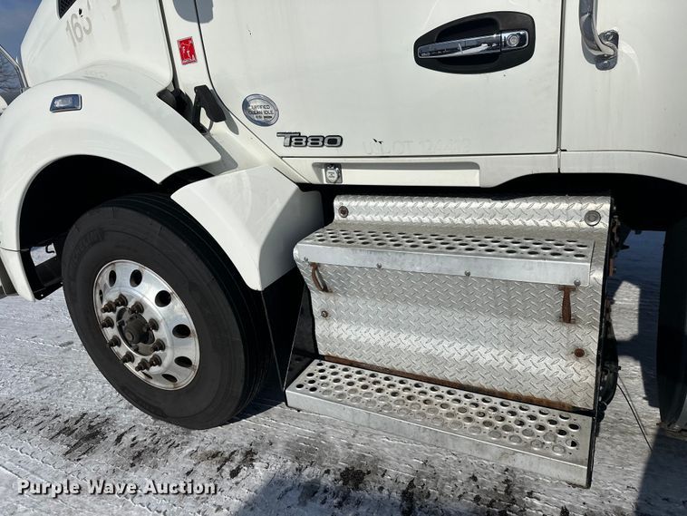image for item FK1563 2016 Kenworth T880 semi truck