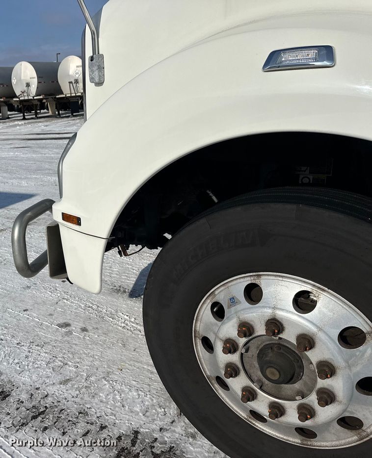 image for item FK1563 2016 Kenworth T880 semi truck