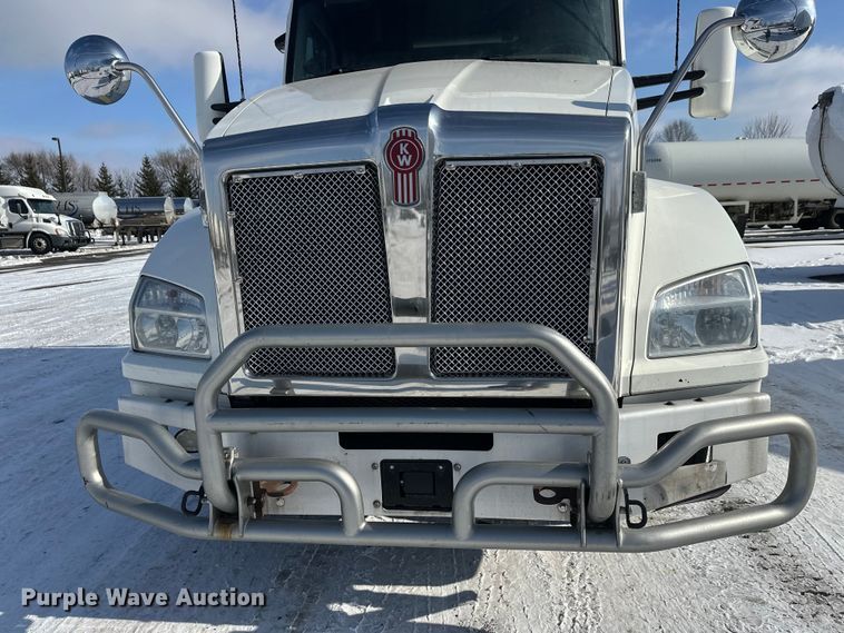 image for item FK1563 2016 Kenworth T880 semi truck