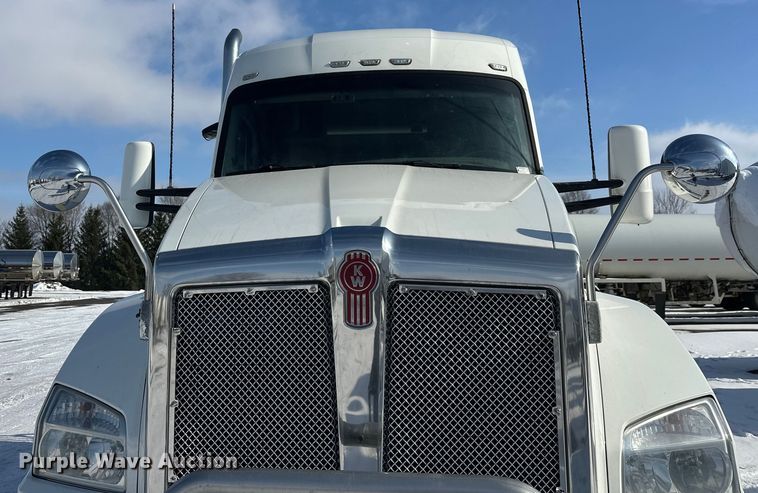 image for item FK1563 2016 Kenworth T880 semi truck