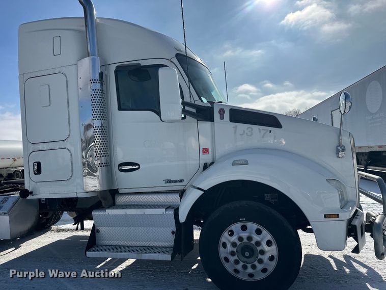 image for item FK1563 2016 Kenworth T880 semi truck