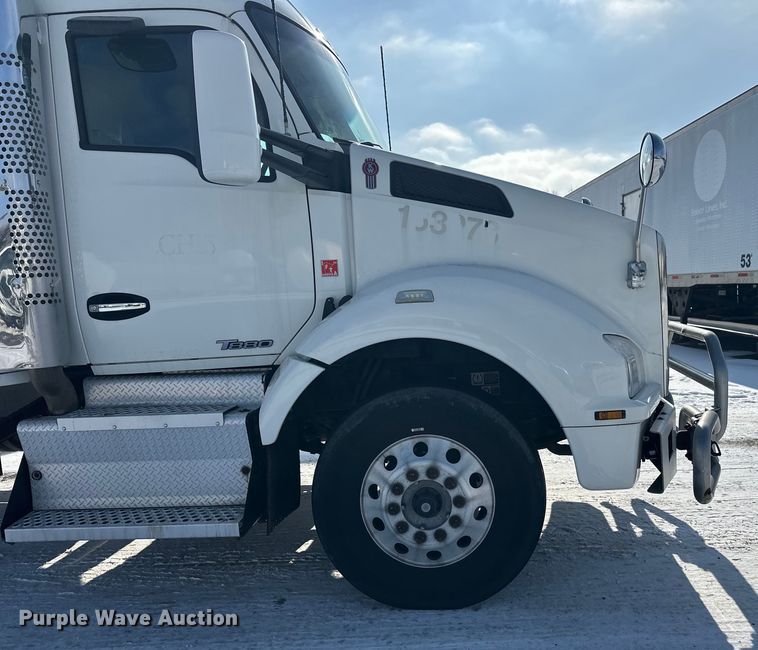 image for item FK1563 2016 Kenworth T880 semi truck