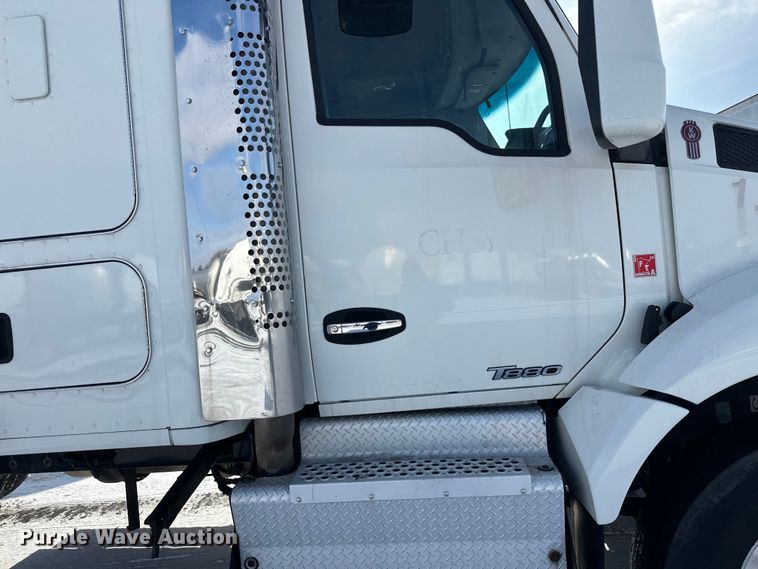 image for item FK1563 2016 Kenworth T880 semi truck