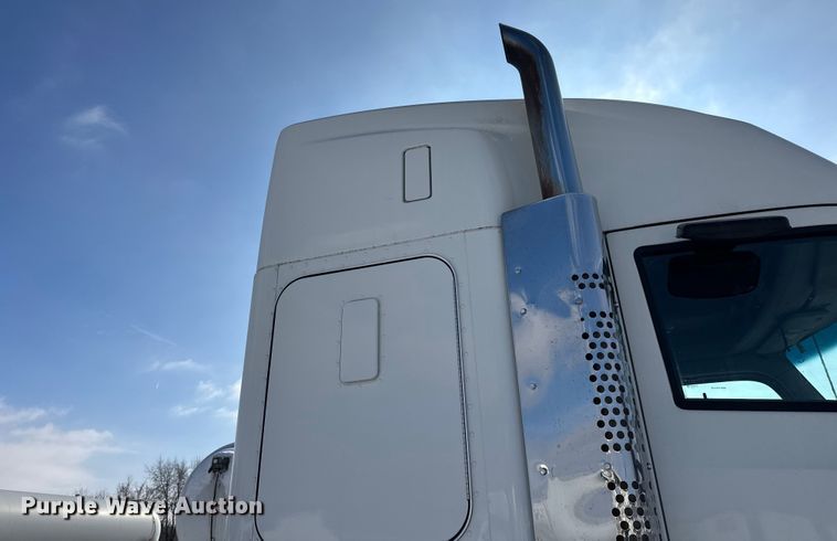 image for item FK1563 2016 Kenworth T880 semi truck