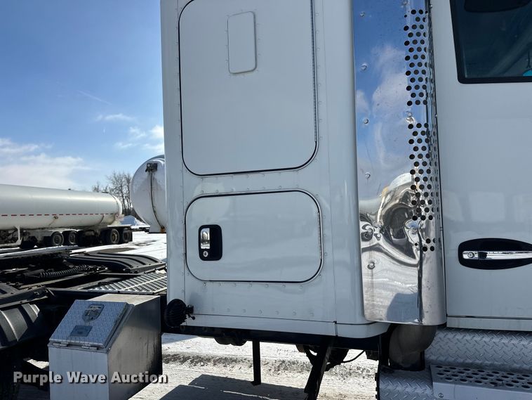 image for item FK1563 2016 Kenworth T880 semi truck